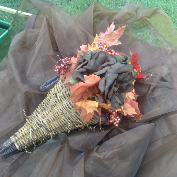 5 cornucopia baskets with faux fall arrangements - Picture 14 of 16